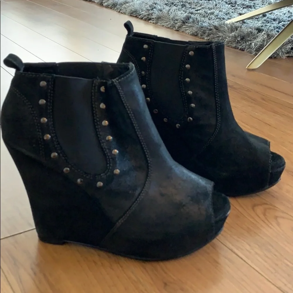 Joes jeans black suede open toe wedges